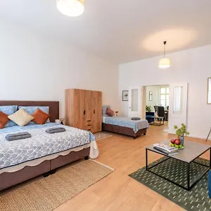 Retreat Downtown شقة فندقية